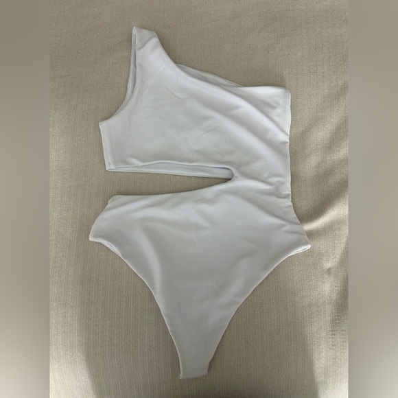 Beach Riot Celine One Piece - Picture 6 of 6